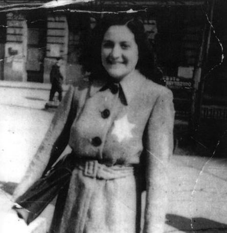 Alice Breuer på gatan i Budapest 1944