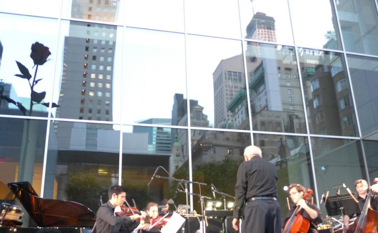 The New Juilliard Ensemble ledd av Joel Sachs framför One Child i MoMAs skulpturträdgård, 2014