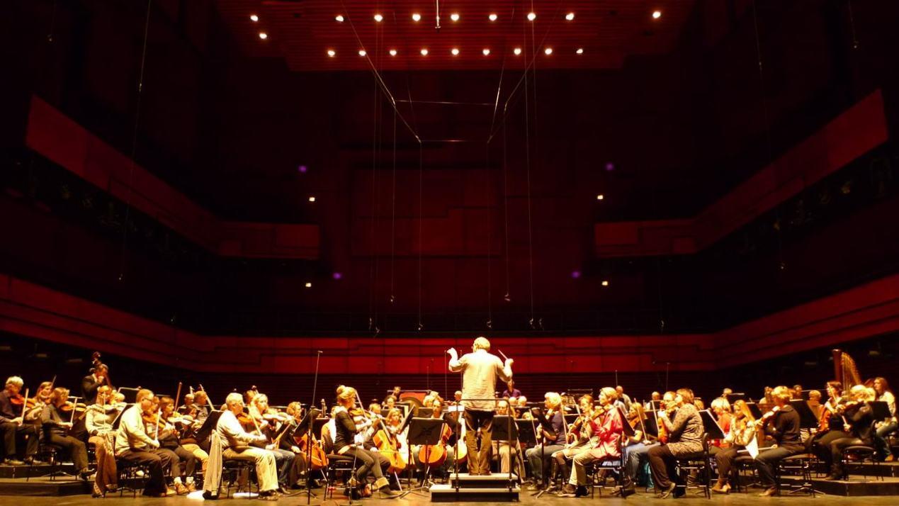 Islands Symfoniorkester under ledning av Martyn Brabbins repeterar Neptuni Åkrar i Reykjaviks magnifika konserthus Harpan, 2011