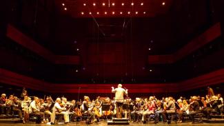 Islands Symfoniorkester under ledning av Martyn Brabbins repeterar Neptuni Åkrar i Reykjaviks magnifika konserthus Harpan, 2011