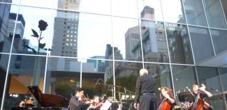 The New Juilliard Ensemble ledd av Joel Sachs framför One Child i MoMAs skulpturträdgård, 2014